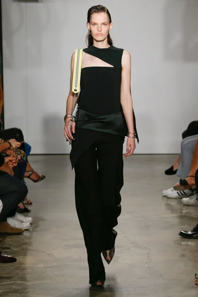 Look 18